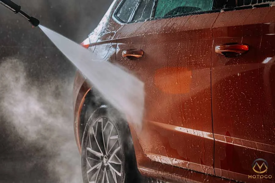 Mycie samochodu na posesji. Jak zrobić to dobrze? PORADNIK