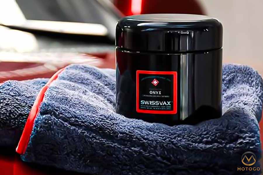 Czy wosk można nakładać na politurę?