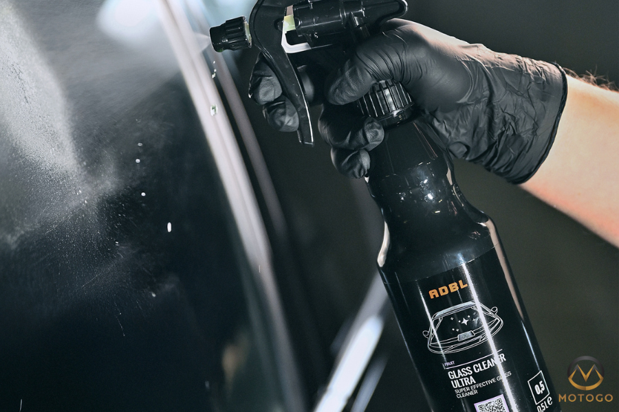 Czy płynem do szyb na bazie rozpuszczalnika można myć także ofoliowane szyby?